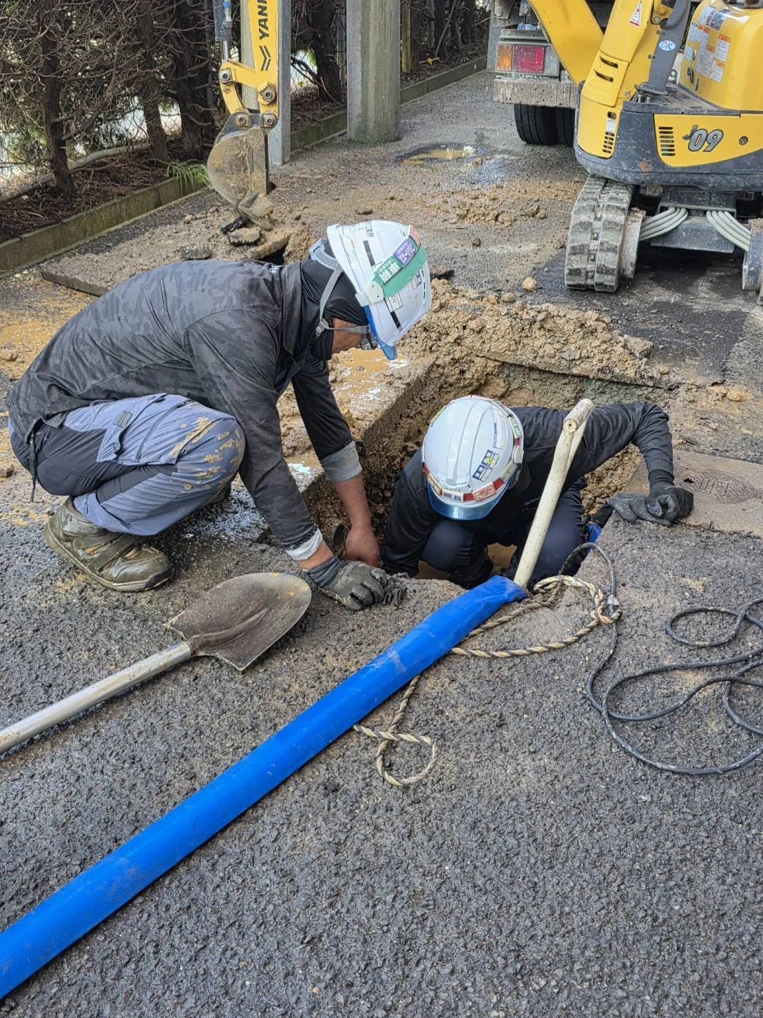 市道での配水管布設工事の様子