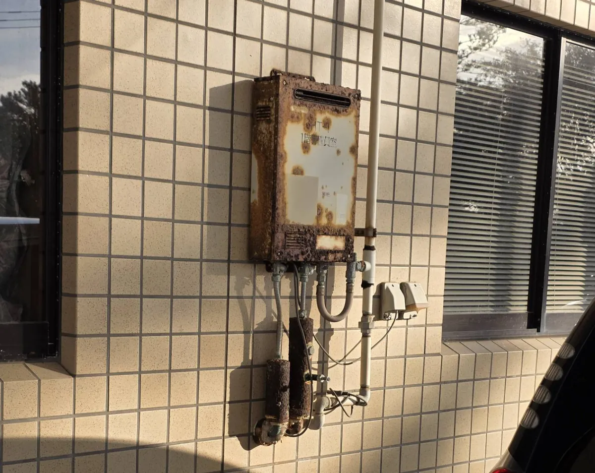 経年劣化した給湯器(施工前)